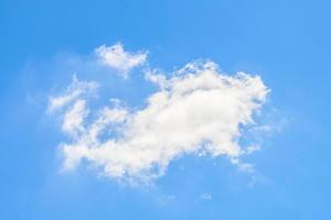 schöne weiße Wolke auf Naturhintergrund des blauen Himmels foto