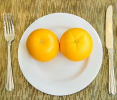 Diät, gesund Orangen auf das Weiß Teller - - gesund Frühstück, Gewicht Verlust Konzept foto