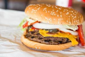 Rindfleisch Burger mit Käse und Gemüse foto