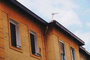 Antennenfernseher auf dem Dach eines Hauses