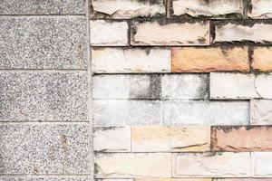 Wasser beschädigte Wand in einem alten Haus. Wasserschaden Gebäudeinnenraum. Mauerhaus kaputt. wand beton riss. foto