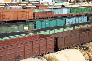 Ladung Eisenbahn Autos beim das Verteilung Logistik Bahnhof. Geschäft Hintergrund. foto