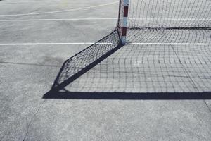 Straßenfußballtor Schatten auf dem Feld foto