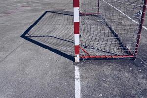 Straßenfußballtor Schatten auf dem Feld foto