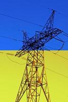 Elektrizität Pylon gegen Flagge von Ukraine foto