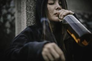 Porträt von süchtig Droge asiatisch Frau, Alkoholikerin Frau Konzept foto