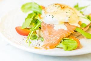 pochierte Eier mit Lachs-Rucola-Salat foto