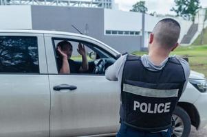 Polizei und Dieb Konzept, das Polizist Fang Kriminelle brechen das Gesetz foto