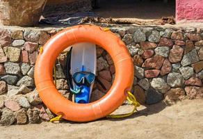 Flossen mit einer Schwimmmaske und einem orangefarbenen Floatie foto