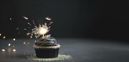 elegant schwarz Cupcake mit funkeln, Wunderkerze und Kopieren Raum auf schwarz Hintergrund. glücklich Geburtstag Nachtisch. leeren Raum zum Text. Postkarte, Gruß Karte Design. generativ ai. foto