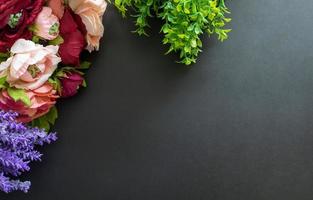 der schöne blumenstrauß enthält dekorationspflanzen auf schwarzem hintergrund mit kopierraum foto