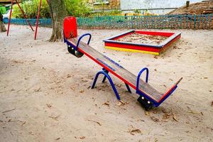 Fotografie zum Thema leerer Spielplatz mit Metallschaukel für Kinder foto