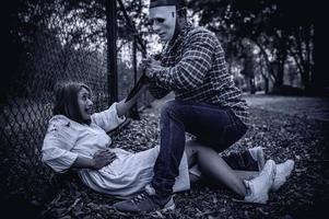 ein seriell Mörder Szene ist Über zu töten ein asiatisch Frau, Konzept Thriller Szene, Halloween Festival foto