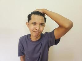 schockiert Gesicht von asiatisch Mann bekommen kahl und hat verloren Haar im isoliert Weiß Hintergrund foto