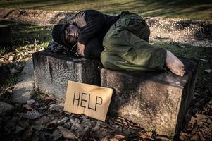 asiatischer mann ist obdachlos an der seitenstraße, ein fremder muss alleine auf der straße leben, weil er keine familie hat. foto