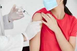 ein Arzt mit ein Spritze im seine Hand macht ein Injektion im das Schulter Gesundheit covid Impfung Gesundheit Pflege foto