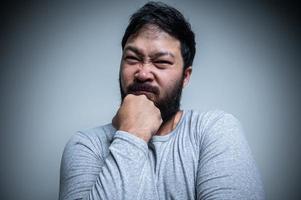 asiatisch gut aussehend Mann wütend auf Weiß Hintergrund, Porträt von jung Stress männlich Konzept foto