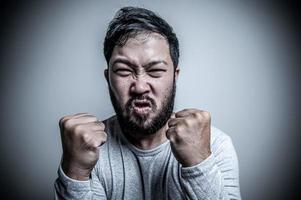 asiatisch gut aussehend Mann wütend auf Weiß Hintergrund, Porträt von jung Stress männlich Konzept foto