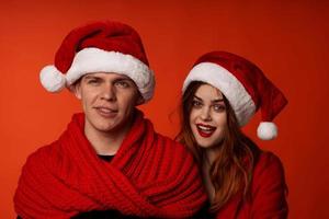 Mann und Frau im Neu Jahre Kleider Weihnachten Urlaub isoliert Hintergrund foto