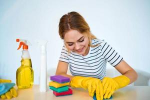 Frau beim das Tabelle Waschen liefert Hausarbeit Hygiene Bedienung foto