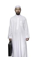 Porträt von Clever gut aussehend Muslim Mann auf Weiß Hintergrund, Ramadan Festival Konzept, islamisch männlich halten ein Geschäft des Mannes Tasche auf ein Weiß Hintergrund foto