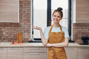 heiter Frau Küche Wohnung Küche Utensilien Innere Haushalt Konzept foto