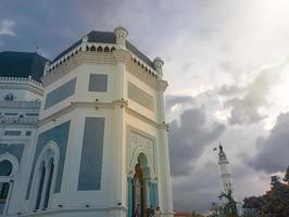 Medan, Indonesien März 2023 - - al-mashun großartig Moschee im das Stadt von Medan. das Main Tür von das großartig Moschee von Medan. niedrig Winkel draussen Schuss foto