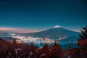 mt. Fuji Über See kawaguchiko mit Herbst Laub beim Sonnenaufgang im Fujikawaguchiko, Japan. foto