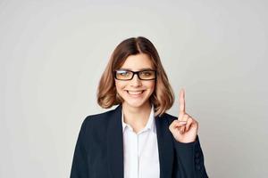 Geschäft Frau im schwarz passen tragen Brille selbst Vertrauen Büro foto