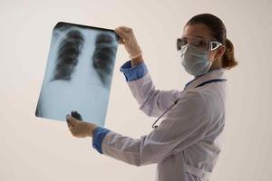 weiblich Arzt Röntgenstrahlen Diagnose Behandlung Fachmann foto