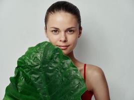 sauber Haut Kosmetologie Frau mit Grün Blatt Palme auf Licht Hintergrund foto