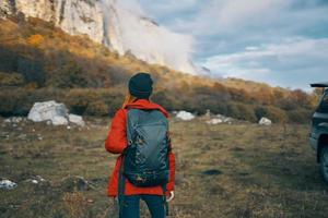 Frau Berge Landschaft Ferien Rucksack Reise Tourismus Hut Himmel Wolken foto