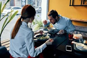 Angestellte beim das Tabelle im das Cafe Mittagessen brechen Kochen Frauen und Mann foto