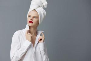 ziemlich Frau mit ein Handtuch auf seine Kopf im ein Weiß Hemd Studio Modell- unverändert foto