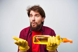 Mann Waschmittel Gummi Handschuhe Rendern Bedienung abgeschnitten Aussicht foto