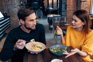 Mann und Frau Sitzung im Cafe Abendessen Emotionen Spaß foto