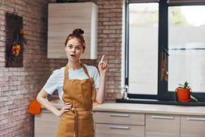 heiter Frau Küche Wohnung Küche Utensilien Innere Haushalt Konzept foto