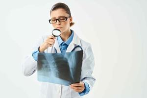 weiblich Arzt im Weiß Mäntel Fachmann Behandlung Gesundheit Labor foto