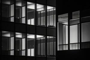 Detail von das Glas Balkone von ein minimalistisch städtisch bauen. Illustration ai generativ foto