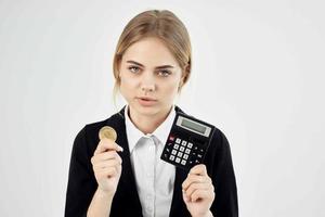 Geschäftsfrau Bitcoin Kryptowährung im Hände Licht Hintergrund foto