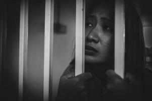 Hände von Frauen verzweifelt zu Fang das Eisen Gefängnis, Gefangener Konzept, Thailand Leute, hoffe zu Sein frei, wenn das verletzen das Gesetz würde Sein verhaftet und eingesperrt. foto