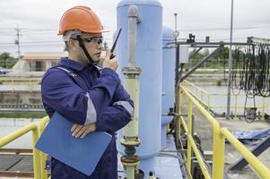 Wasser Pflanze Instandhaltung Techniker, mechanisch Ingenieure prüfen das Steuerung System beim das Wasser Behandlung Pflanze. foto