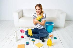 Frau mit Waschmittel im Hände Hausarbeit Innere Hygiene foto