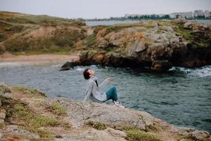 Frau Pullover wolkig Meer bewundern Natur Lebensstil foto