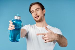 Mann im Weiß T-Shirt Wasser Flasche Abschrecken Durst abgeschnitten Aussicht foto