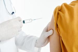 Arzt geben Injektion zu Patienten Schulter Nahansicht abgeschnitten Aussicht Spritze Epidemie covid foto