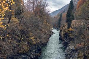 felsig Berge Fluss Natur oben Aussicht Reise frisch Luft foto