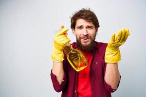 Mann tragen Gummi Handschuhe Waschmittel Hausaufgaben Lebensstil foto