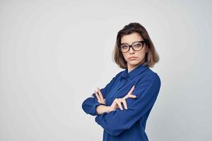 Frau im Blau Hemd tragen Brille abgeschnitten Aussicht elegant Stil foto