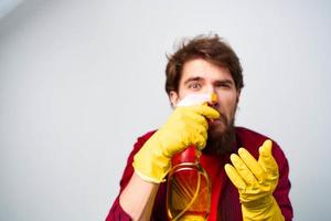 Mann im Gelb Gummi Handschuhe Waschmittel Hausarbeit Rendern Dienstleistungen Nahansicht foto